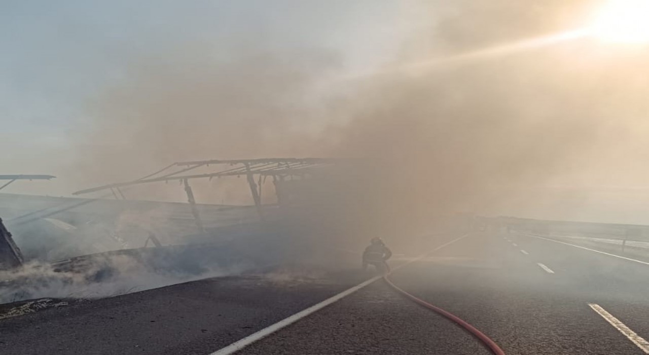 Şırnakta seyir halindeki tır alevlere teslim oldu