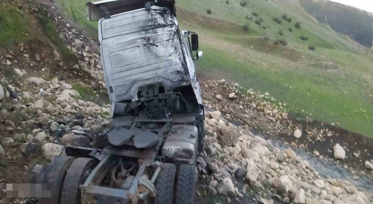 Şırnakta tır şarampole devrildi: 3 yaralı
