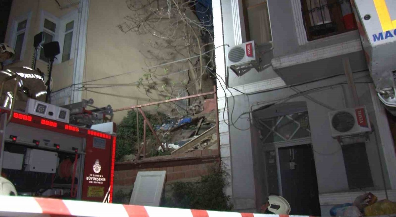 Şişlide 2 katlı binada meydana gelen kısmi çökme korkuttu
