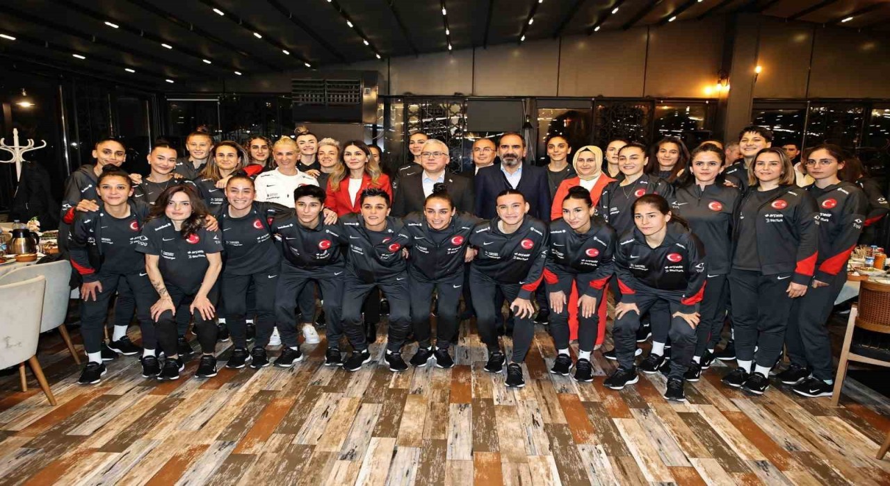 Sivasta A Milli Kadın Futbol Takımına moral yemeği