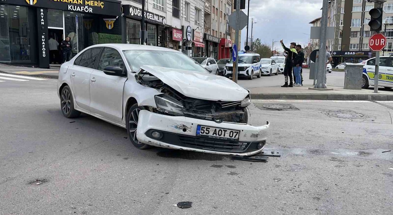 Sivasta araçlar çarpıştı, bir kişi yaralandı