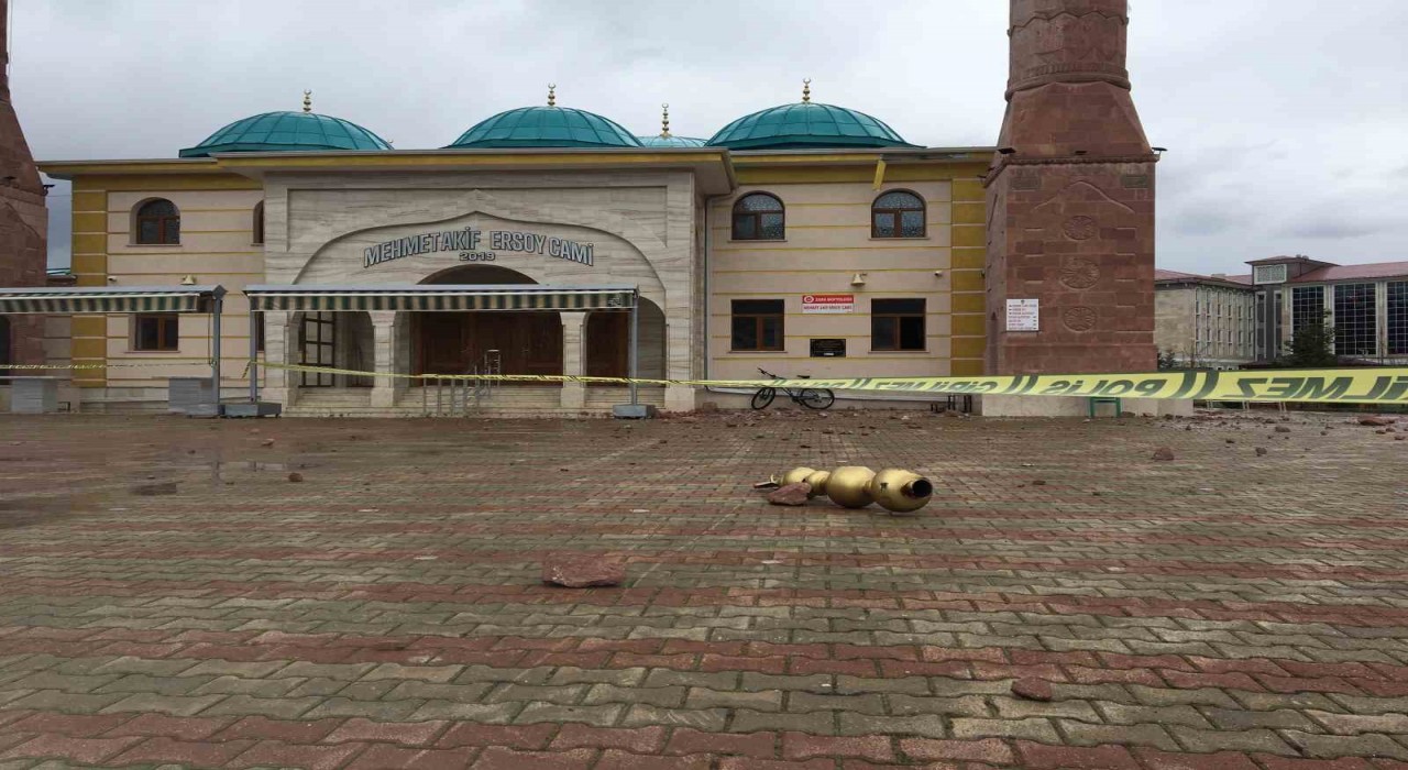 Sivasta cami minaresine yıldırım düştü