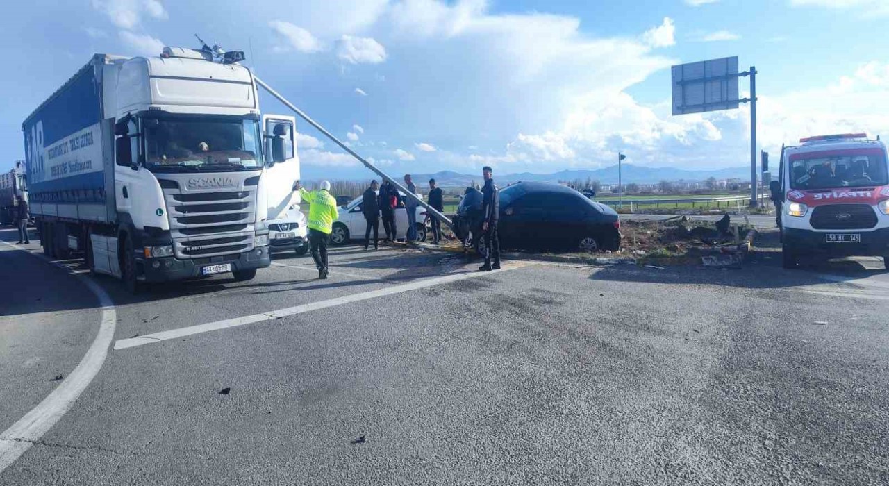 Sivasta iki otomobil çarpıştı: 6 yaralı