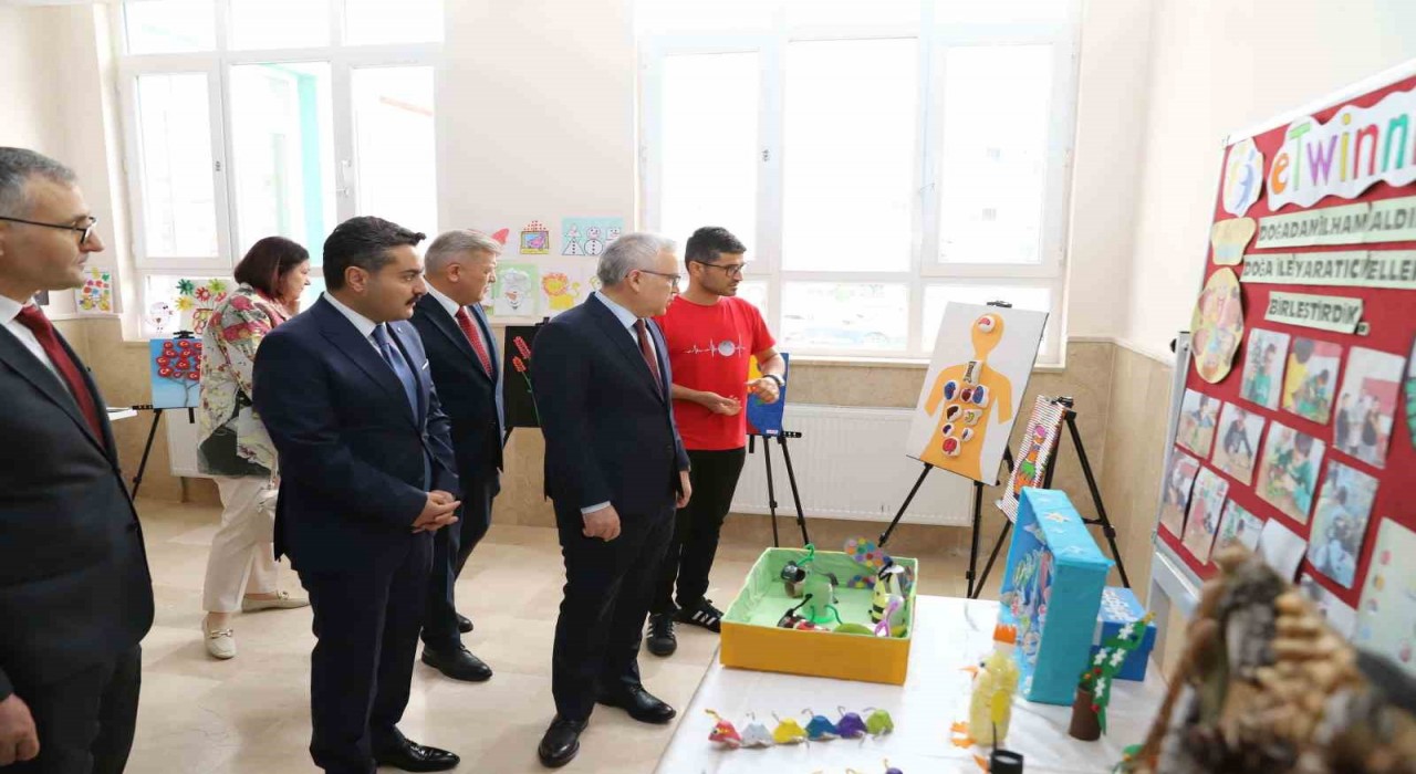 Sivasta miniklerden geri dönüşüm defilesi