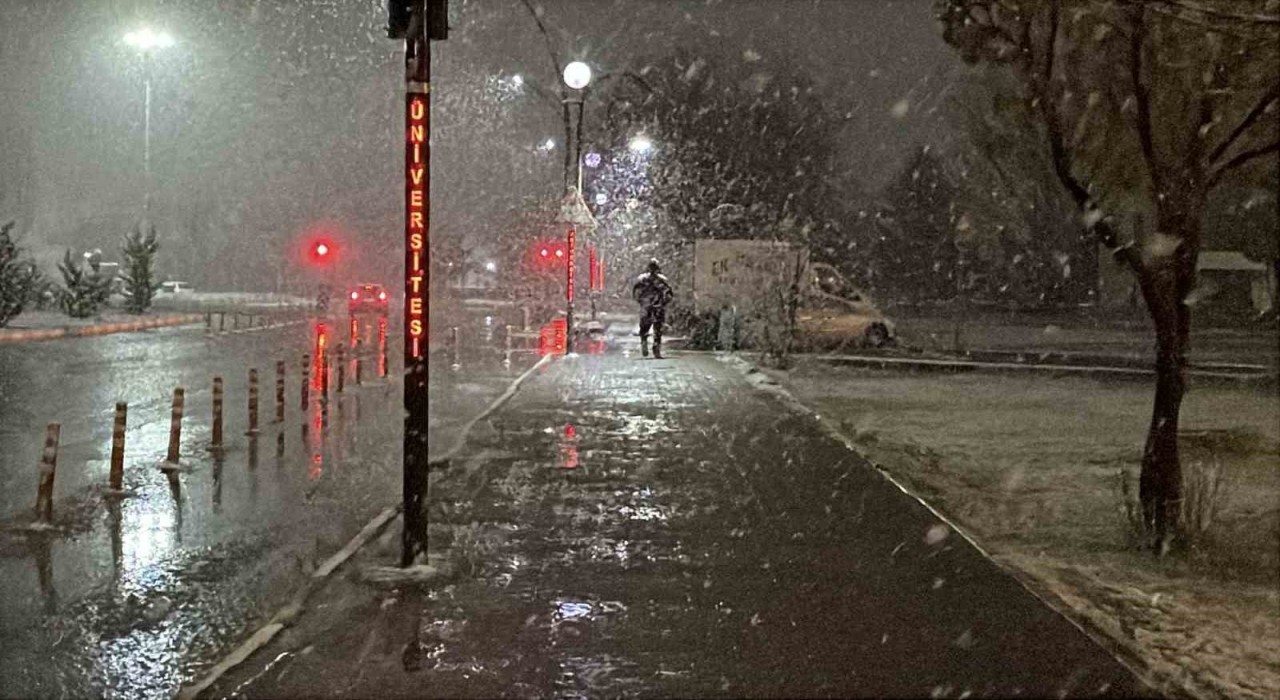 Sivasta nisan karı... Kent merkezi beyaza büründü