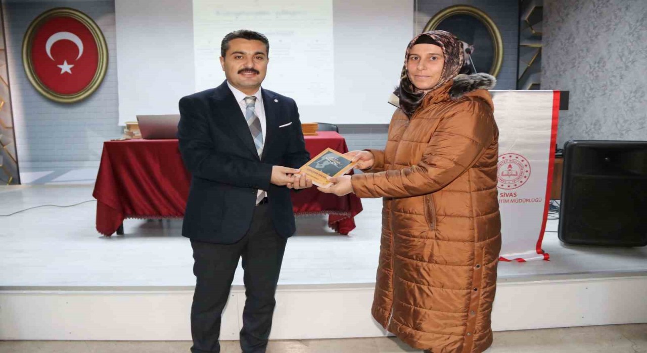 Sivasta veliler Ebeveyn Okulu kursuna katıldı