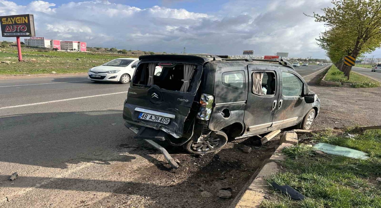 Siverekte otomobil, hafif ticari araca çarptı: 1 yaralı