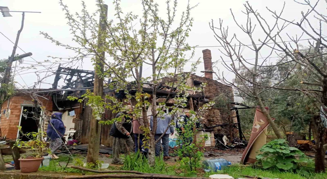 Sobadan çıkan yangında bir ev tamamen yandı