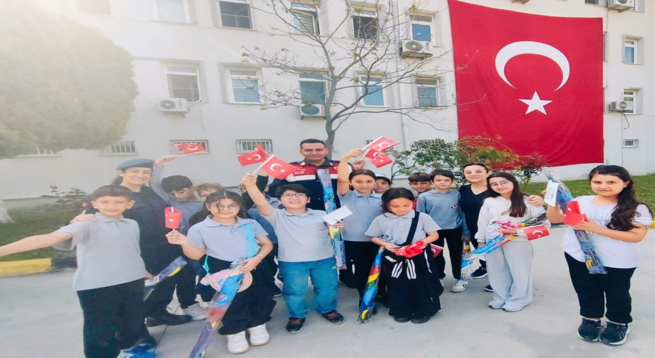 Sökede jandarma ekipleri öğrencilerle buluştu