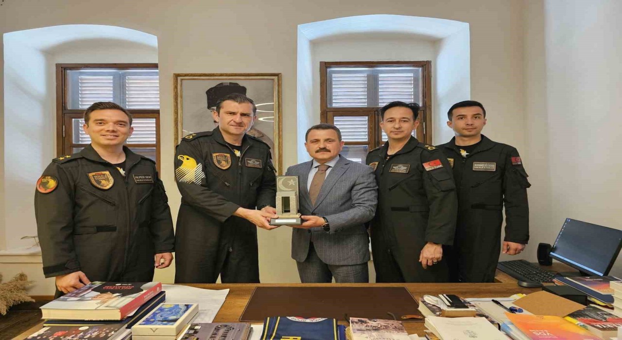 SOLOTÜRK ekibinden Çanakkale Savaşları Gelibolu Tarihi Alan Başkanı Kaşdemire ziyaret