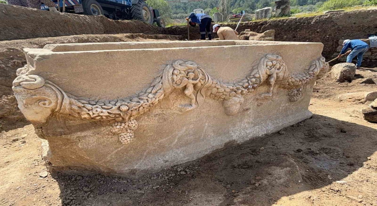 Stratonikeiada 2000 yıllık girlandlı lahit bulundu