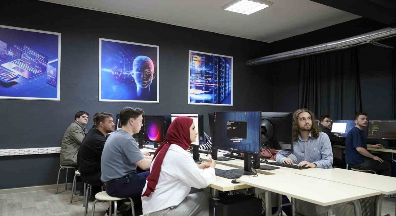 SUBÜ Bilişim Teknolojileri MYOda yüksek kapasiteli bilgisayar laboratuvarı kuruldu