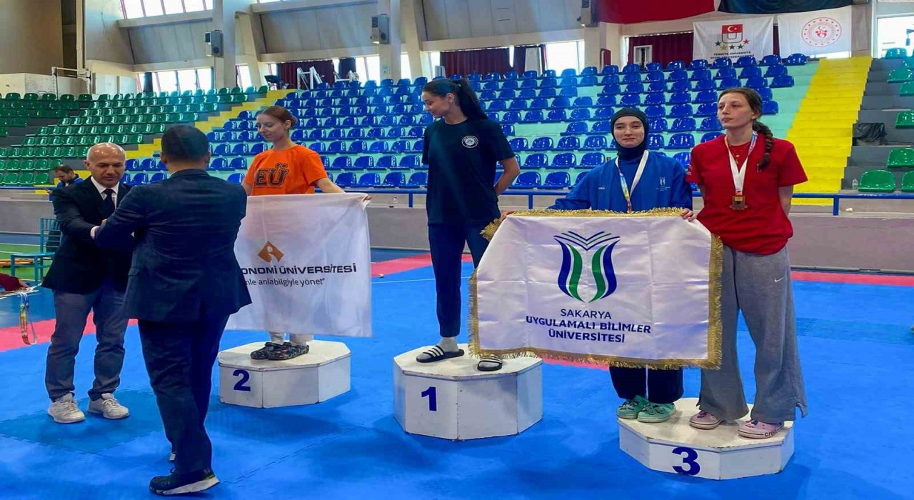 SUBÜ öğrencilerinden Taekwondoda 3 madalya