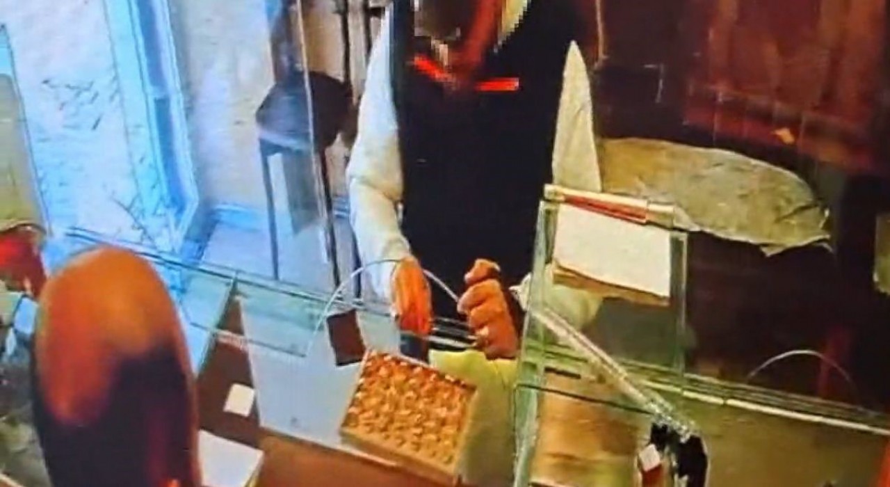 Sultanbeylide kuyumcudan 570 bin TLlik külçe altın hırsızlığı kamerada