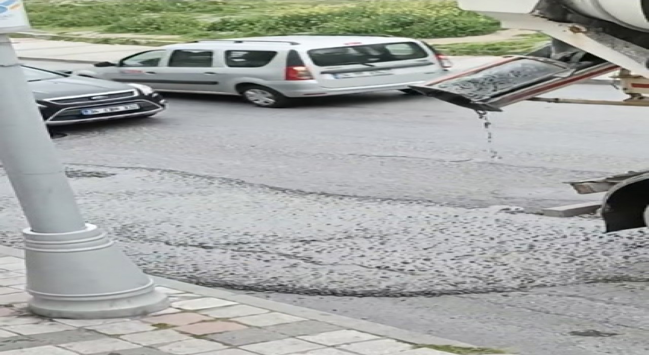 Sultangazide mikserden dökülen beton sürücülere zor anlar yaşattı: O anlar kamerada