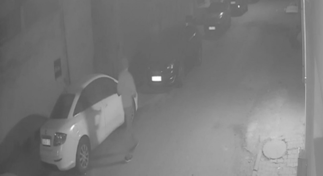 Sultangazide tartıştığı sürücünün aracına sopayla saldırdı: O anlar kamerada