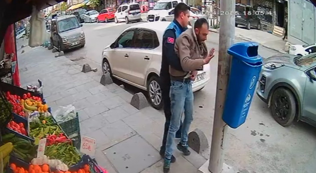 Sultangazide Zabıtadan genç adama hayat kurtaran heimlich manevrası