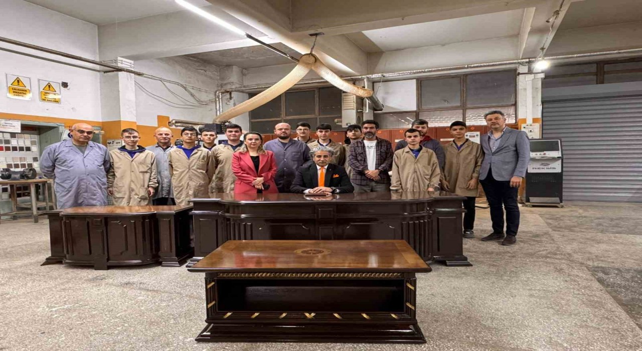 Süper Vali Yazıcıoğlunun makam masası, öğrenciler tarafından restore edildi