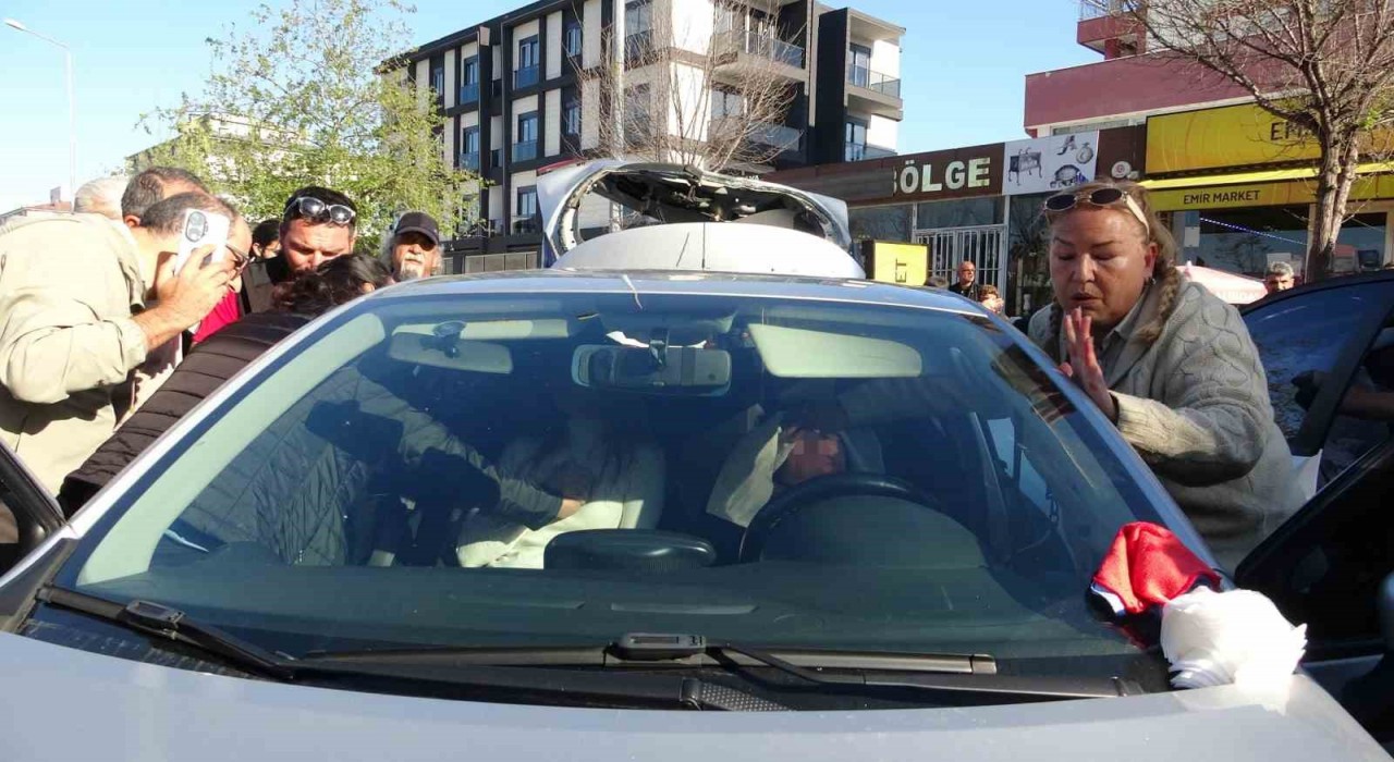 Sürücü kursu otomobiline arkadan çarptı: 3 yaralı