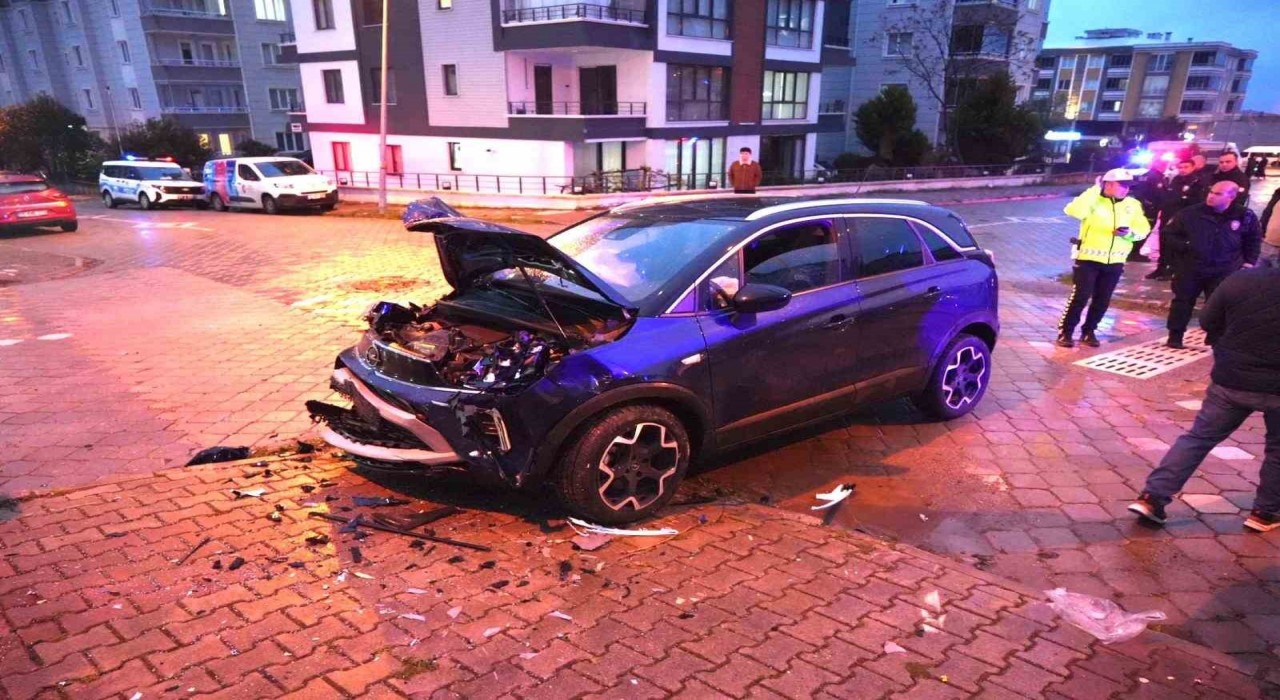 SUV araç ile otomobil çarpıştı: 6 yaralı