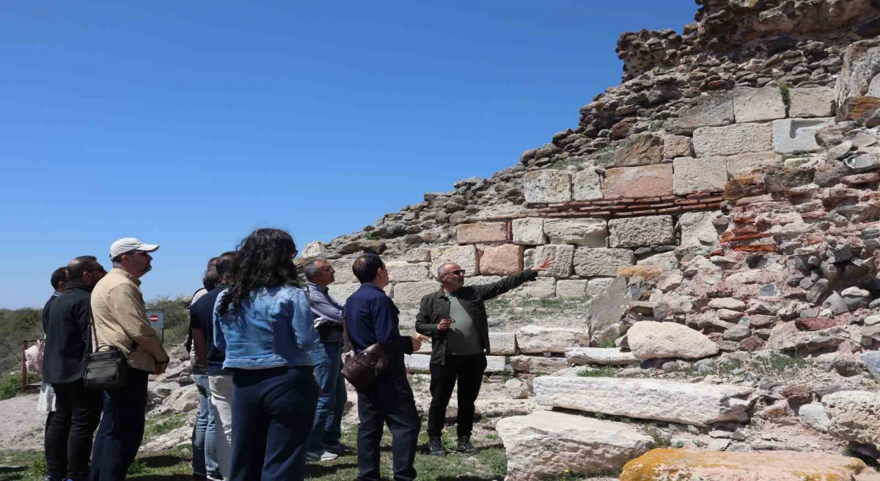 Tarih öğretmenleri Osmanlı Devletinden miras kalan Karacahisar Kalesini gezdi
