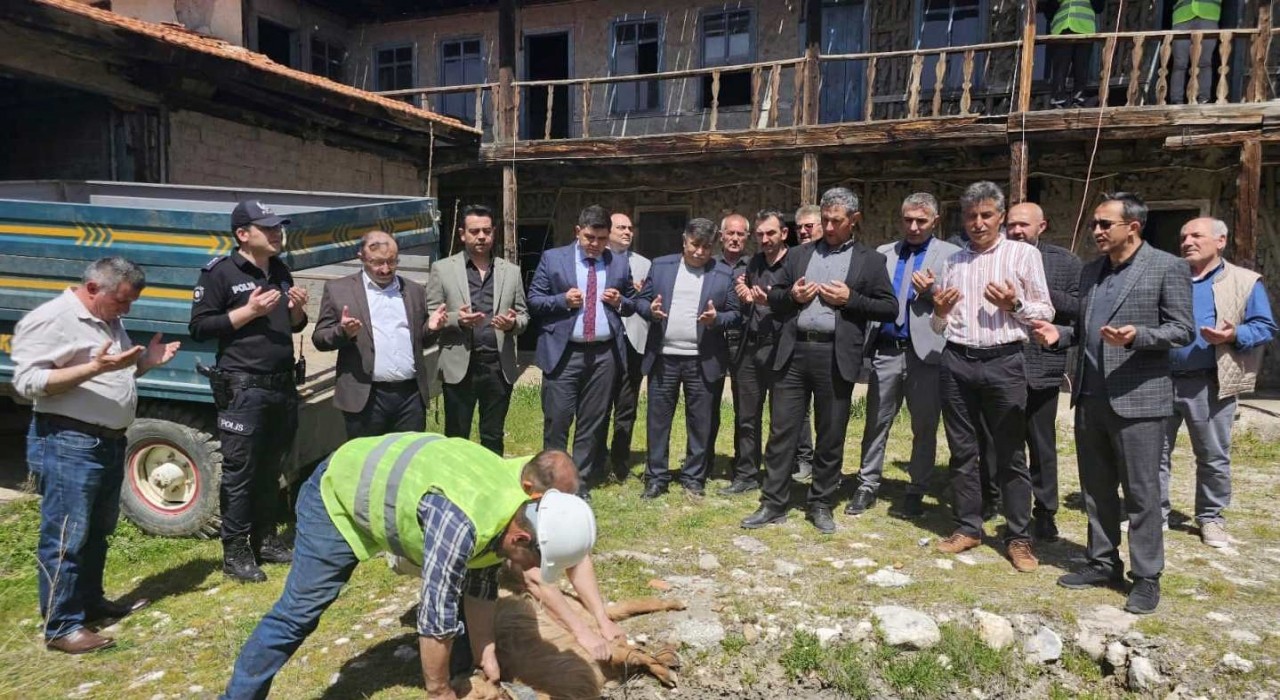 Tarihi Emet Hanında restorasyon süreci başladı