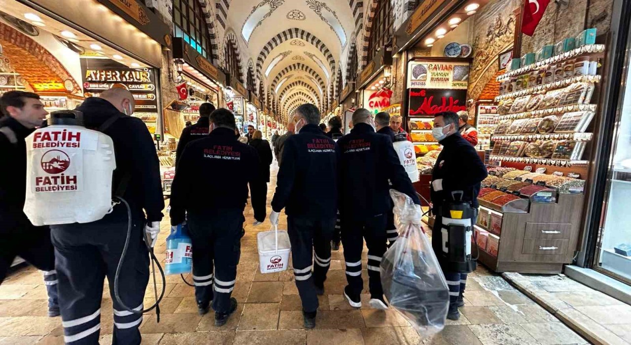 Tarihi Mısır Çarşısında ilaçlama çalışması yapıldı
