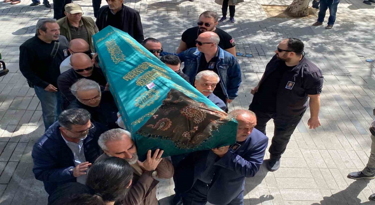 Tarkanın annesi son yolculuğuna uğurlanıyor