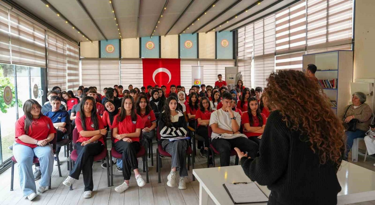 Tarsusta gençler, hem bilinçlendi hem de tarihle buluştu