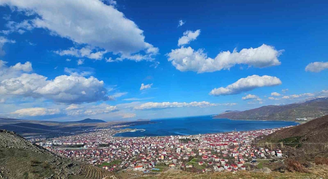 Tatvan semalarındaki bulut geçişleri görsel şölen oluşturdu