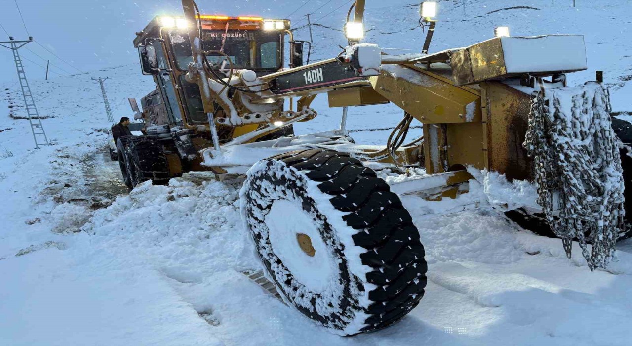 Tatvanda 3 köy yolu ulaşıma kapandı