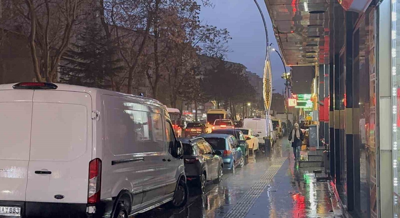 Tatvanda sağanak yağış taşkınlara yol açtı