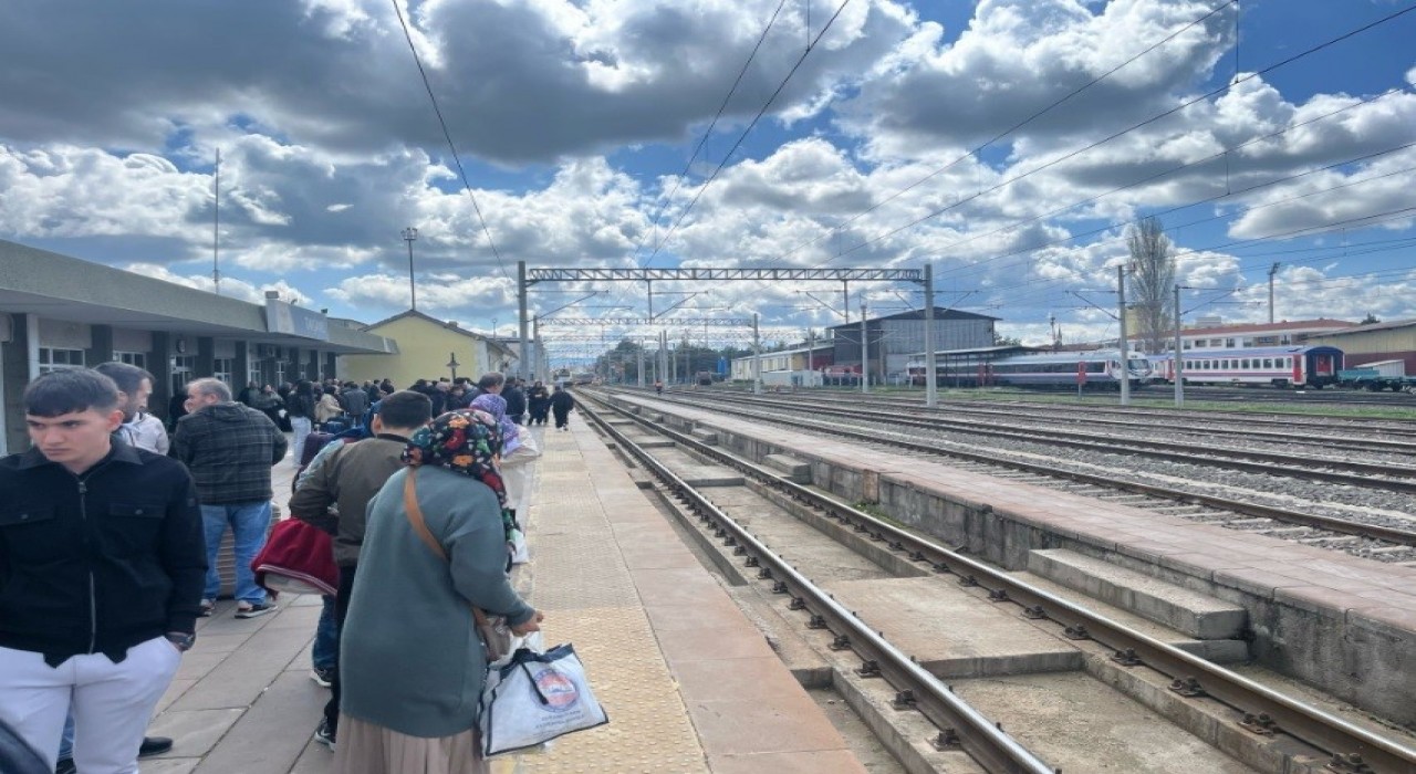 Tavşanlı Tren Garında bayram ve ara tatil dönüş yoğunluğu