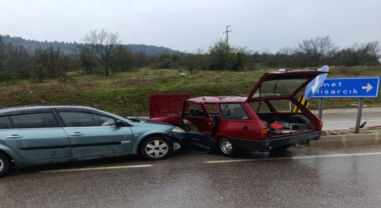 Tavşanlıda iki otomobil çarpıştı: 1 ölü, 1 yaralı