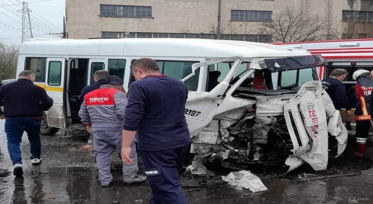 Tavşanlıda işçi servisi tıra çarptı: 9 yaralı