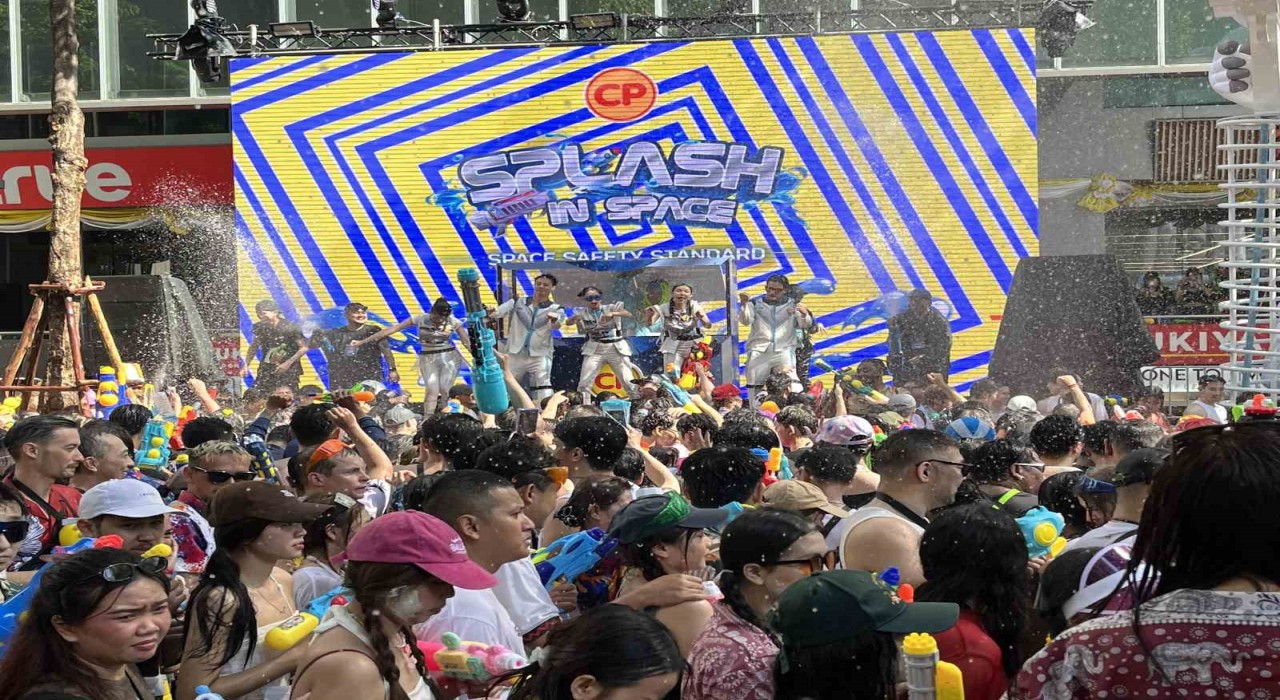 Taylandda Songkran Su Festivali renkli görüntülerle başladı