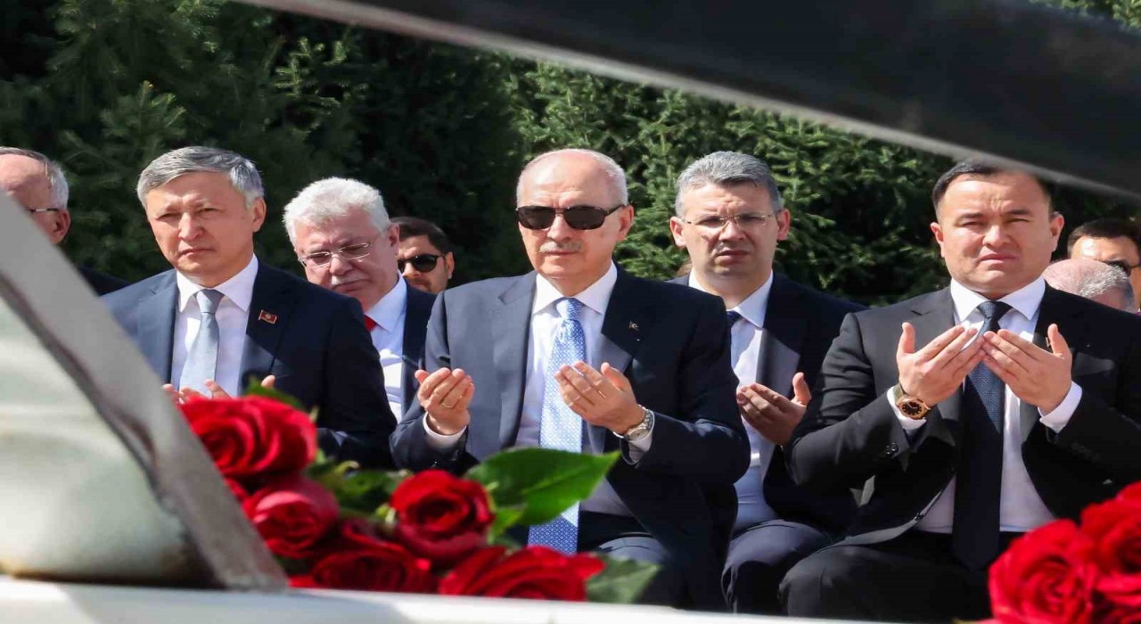 TBMM Başkanı Kurtulmuş, Ata-Beyit Ulusal Tarih ve Anıt Kompleksini ziyaret etti