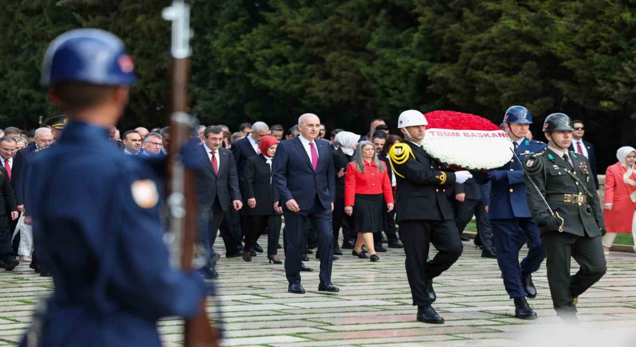 TBMM Başkanı Kurtulmuş ve devlet erkanından 23 Nisanda Anıtkabire ziyaret