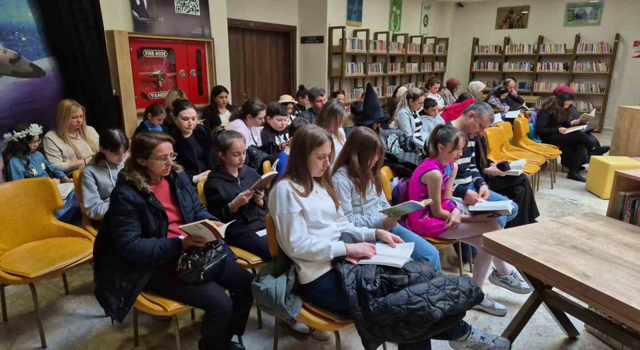 Tekirdağda 100 kişi aynı anda kitap okudu: Ailemle okuyorum, geleceğe ışık tutuyorum