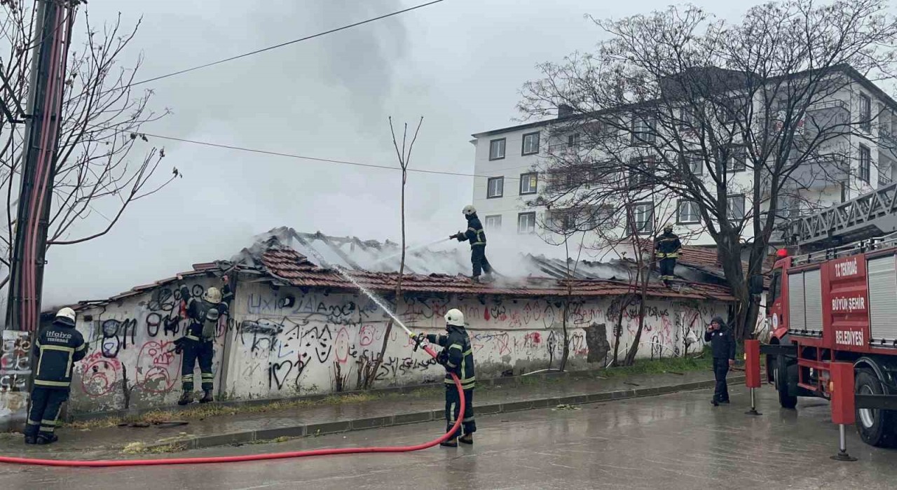 Tekirdağda metruk bina alev alev yandı