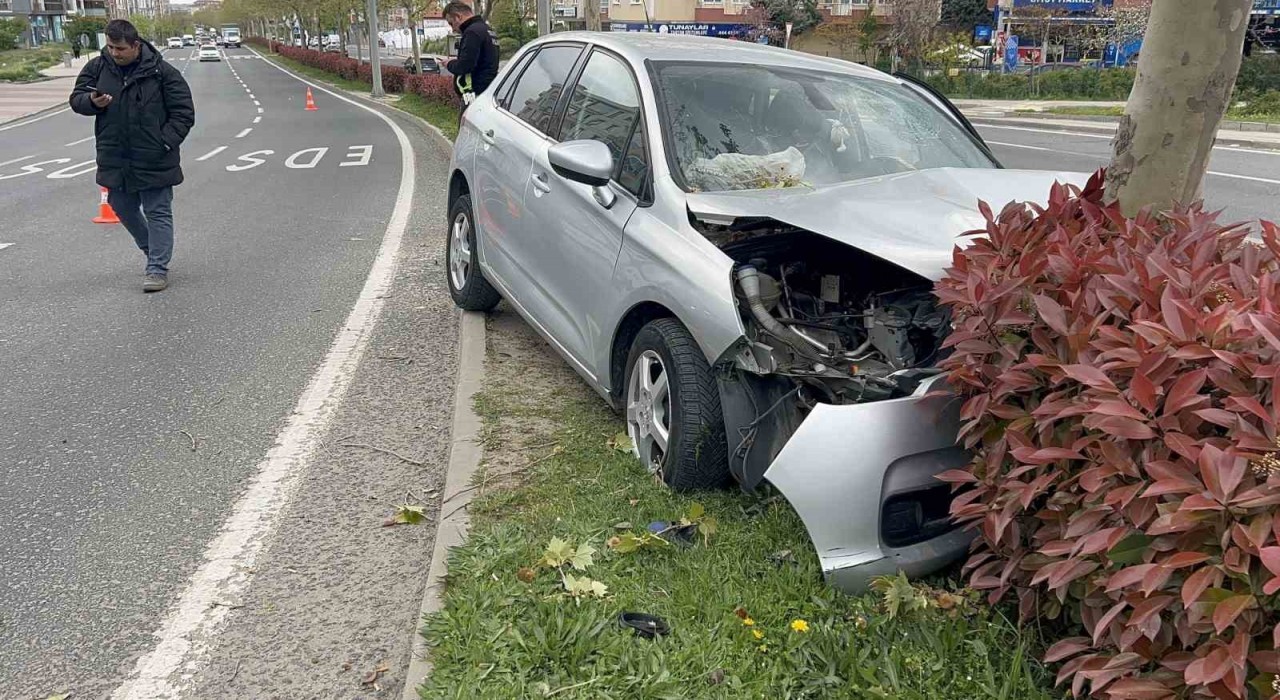 Tekirdağda refüje çıkan otomobil ağaca çarptı: 3 yaralı