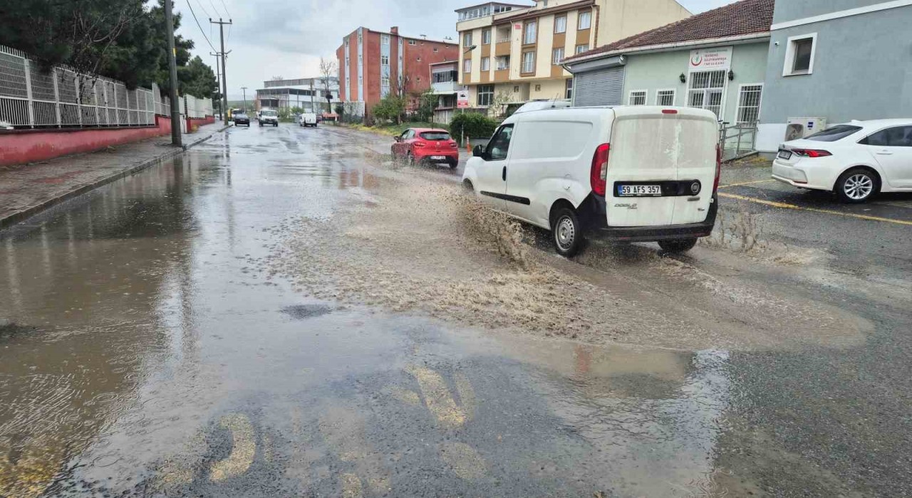 Tekirdağda sağanak yağış etkili oldu, sokaklar suyla doldu