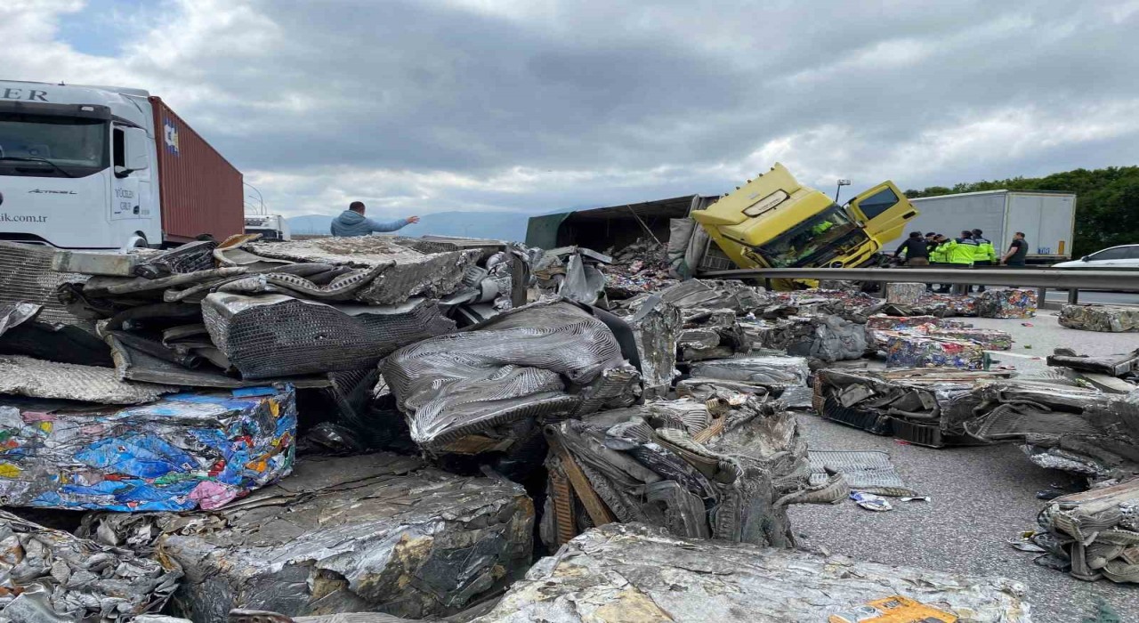 TEMde yan yatan tırdan saçılan hurdalar trafiği felç etti