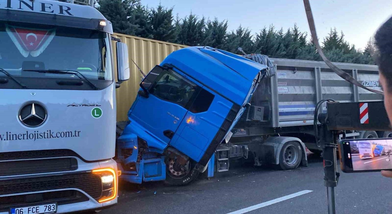 TEMde yavaşlayan trafik zincirleme kazayı beraberinde getirdi