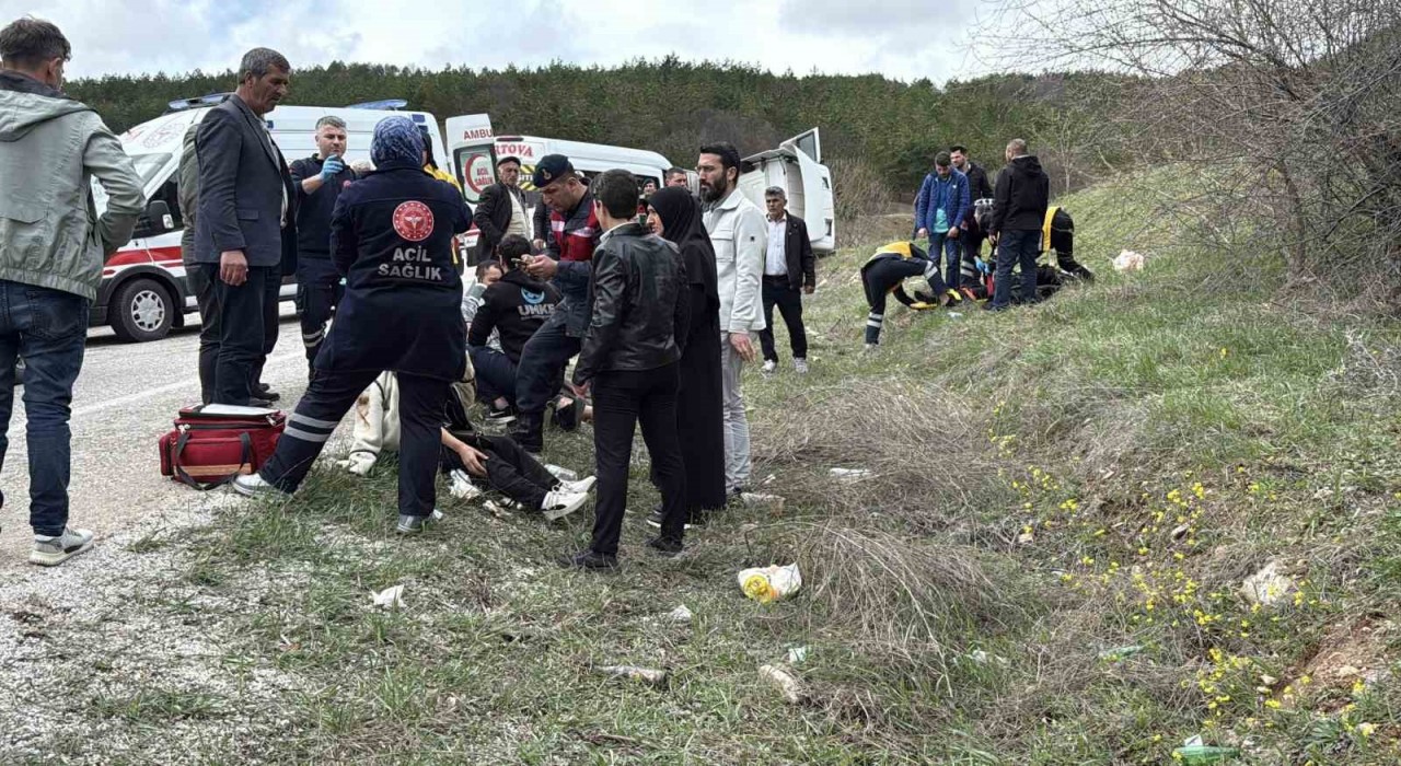 Tır ve yolcu servisi çarpıştı: 6 yaralı