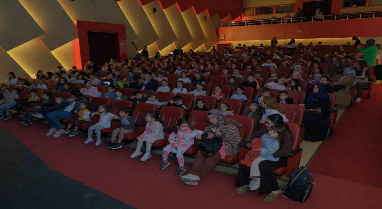 Tiyatronun coşkusu Bursayı sardı