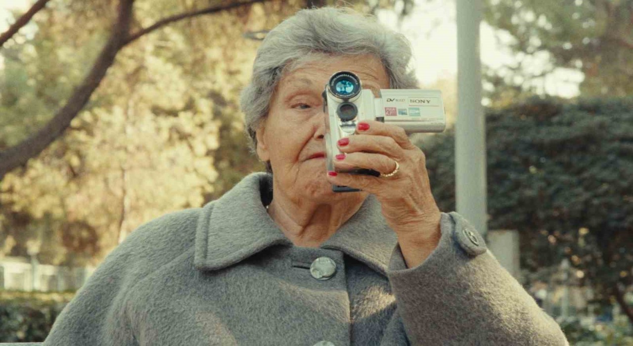 Torun çekti, babaanne oynadı