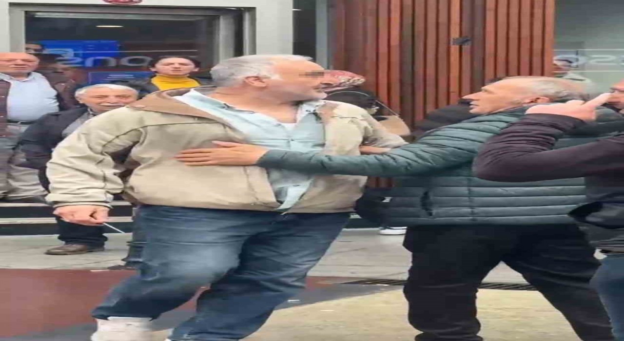 Trabzonda CHP standına bıçaklı saldırı: 1 yaralı