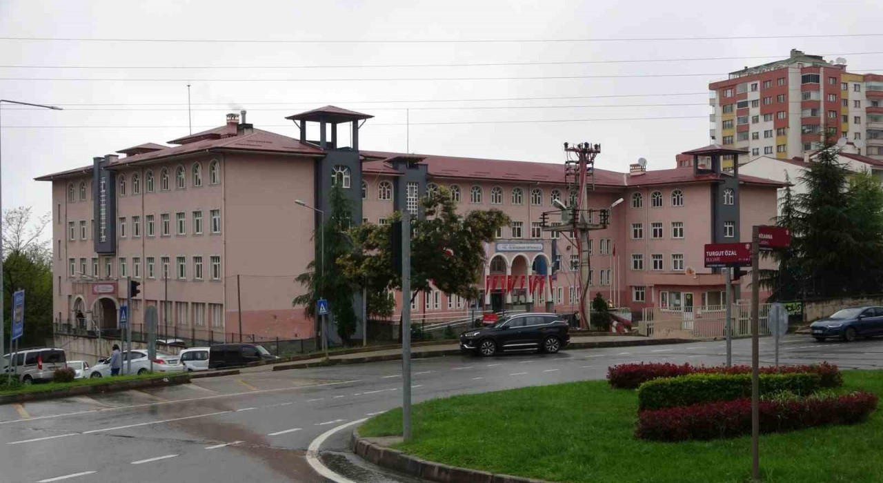 Trabzonda veli okulda öğretmeni darp etti