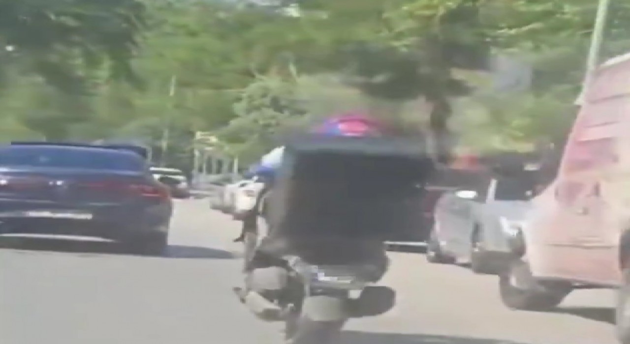 Trafikte akrobatik hareketler yapan motosikletliye 86 bin lira ceza kesildi